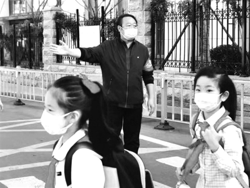 工作中的周晓光